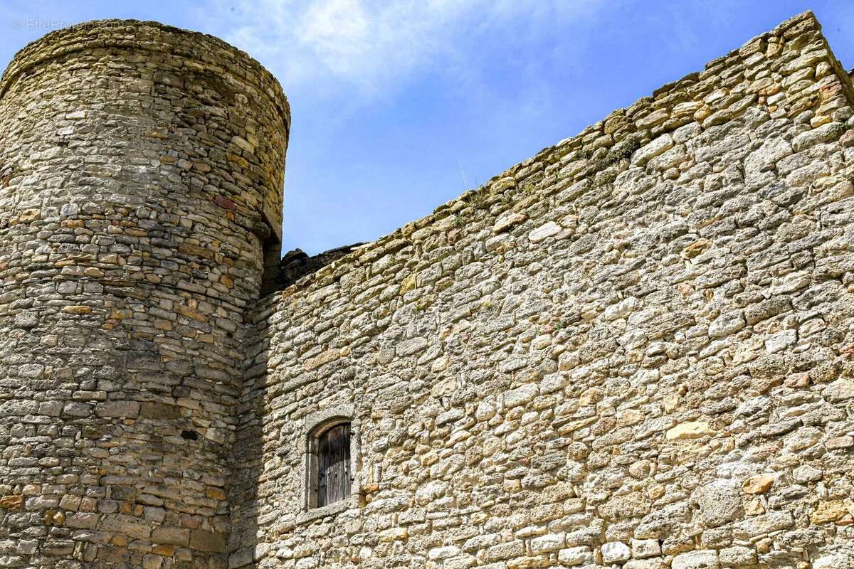 Maison de caractère du XVe de 228 m², dans le Fort médiéval du village - photo 4