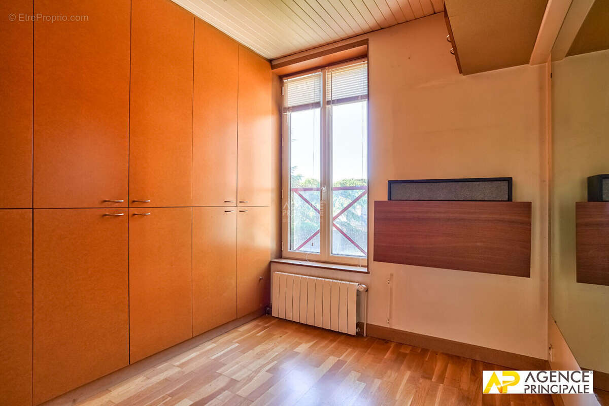 Maison à LE MESNIL-LE-ROI