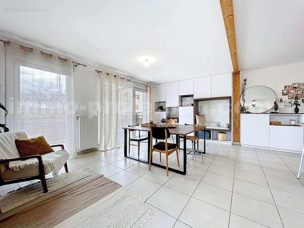 Appartement_T4_Cranves-Sales_belle_superficie_prix_frontière_Suisse_direction_GENEVE_autoroutes_investissement_locatif_vente_vue_séjour_salon - Appartement à CRANVES-SALES