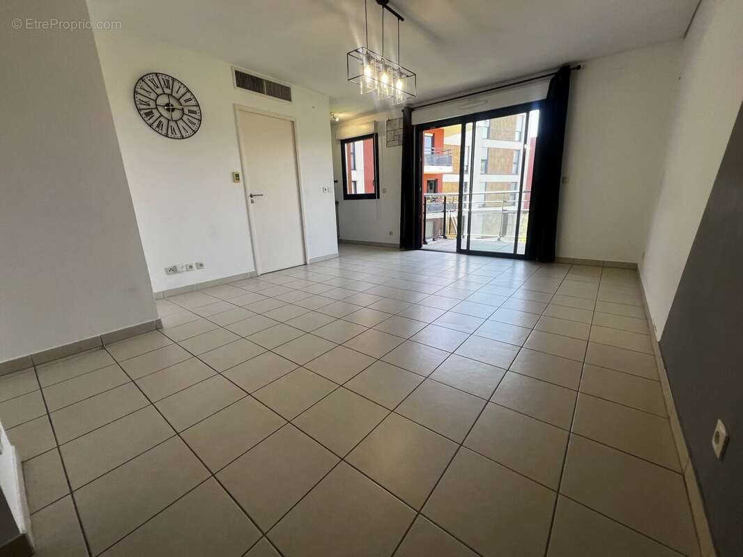 Appartement à LA ROQUETTE-SUR-SIAGNE