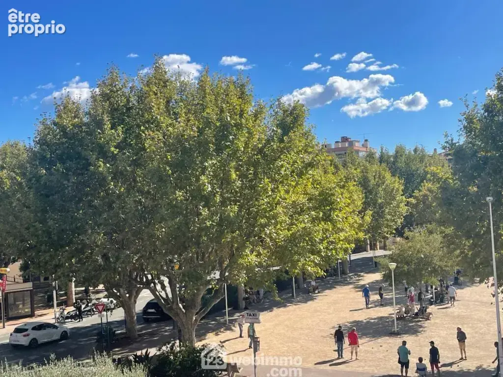Au c½ur de Sainte-Maxime, profitez d'un emplacement privilégié à proximité immédiate des commerces.