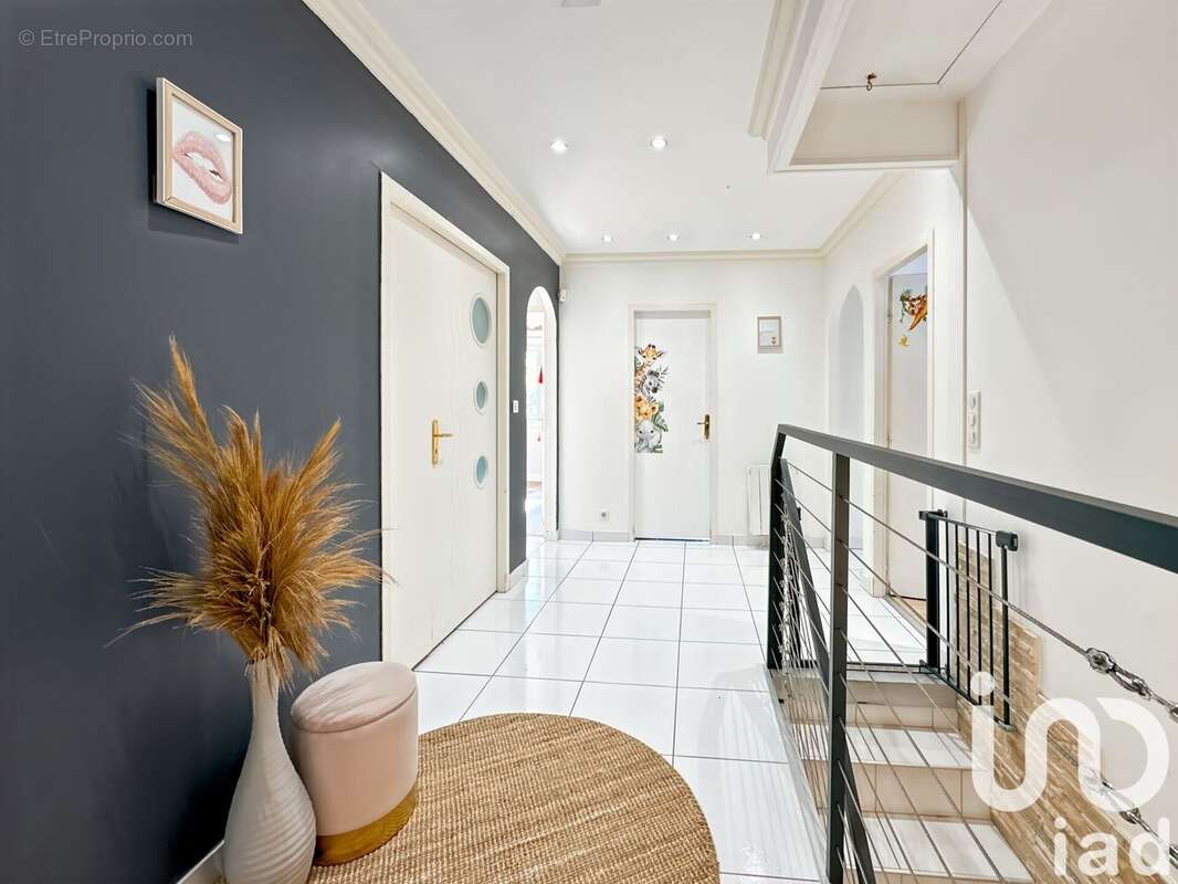 Maison 180 m² à Saint-Denis  - photo 3