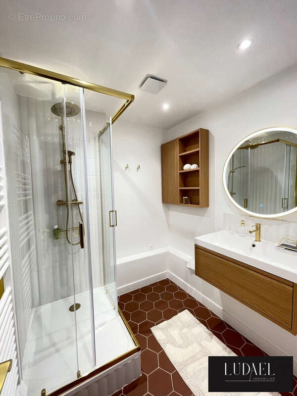 salle d&#039;eau - Appartement à PARIS-17E