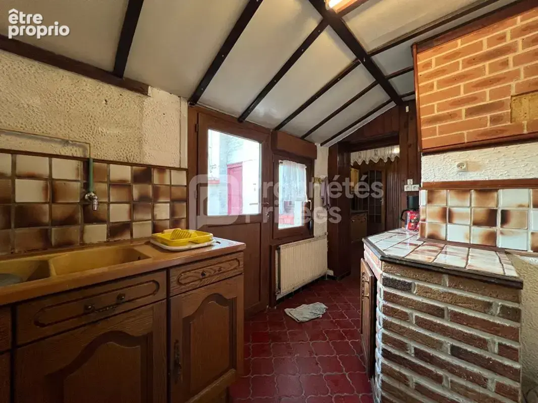Maison de ville à Bruay-La-Buissière avec jardin, cour et potentiel d'aménagement - photo 4