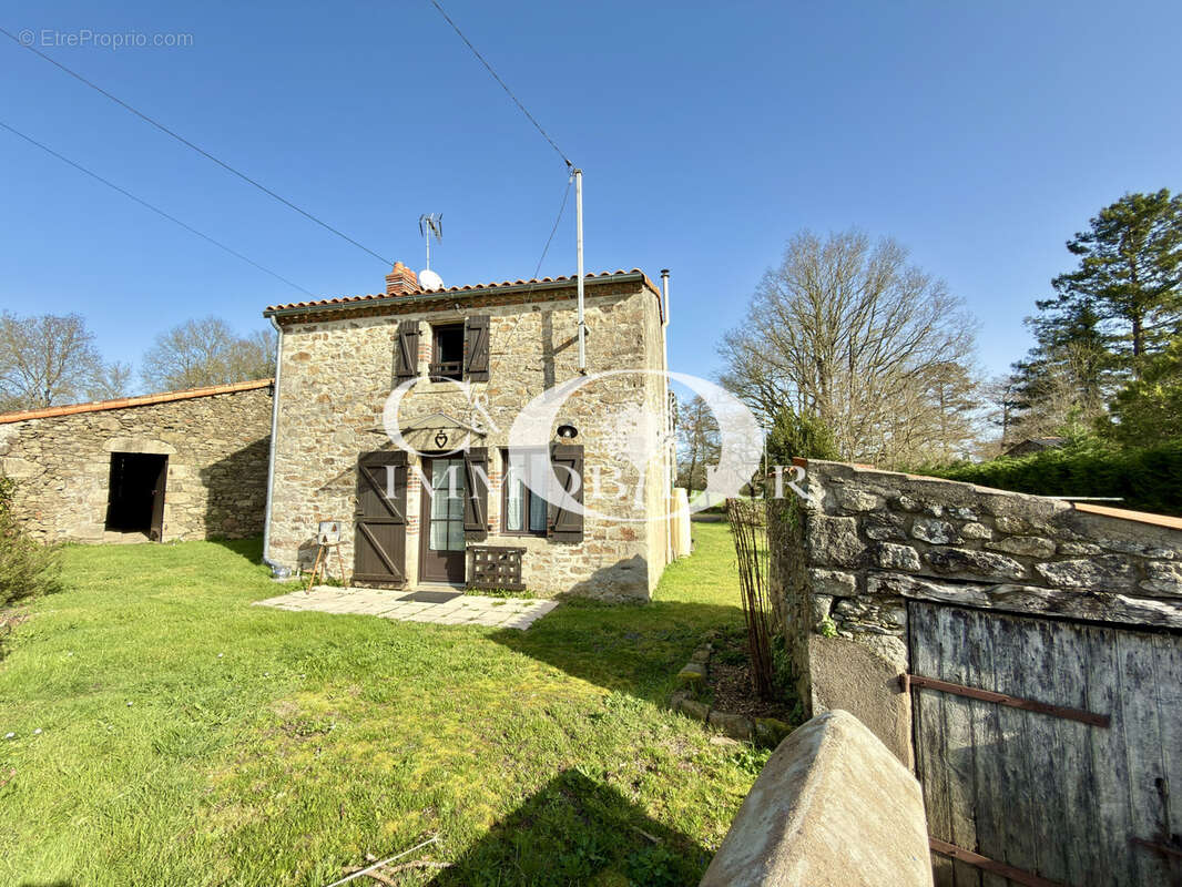 Maison à SAINT-ETIENNE-DU-BOIS