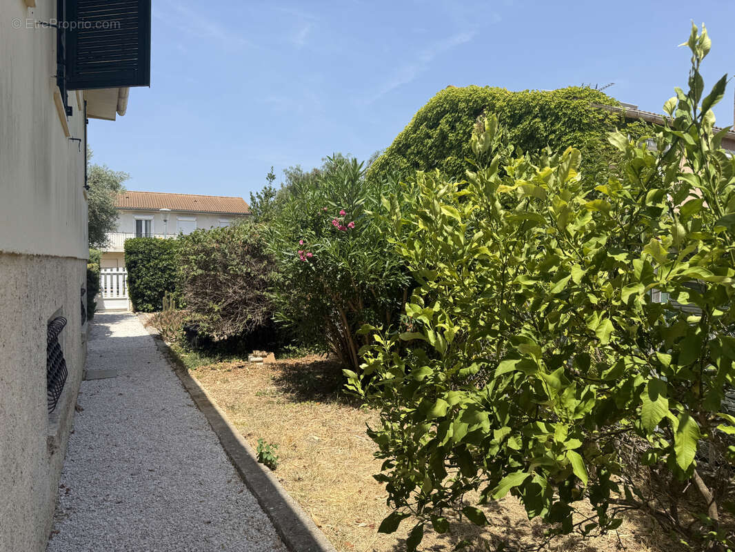 La Seyne sur mer, Quartier sud. Maison T5 de 91 m2 sur 600 m2 de terrain avec garage. - photo 15