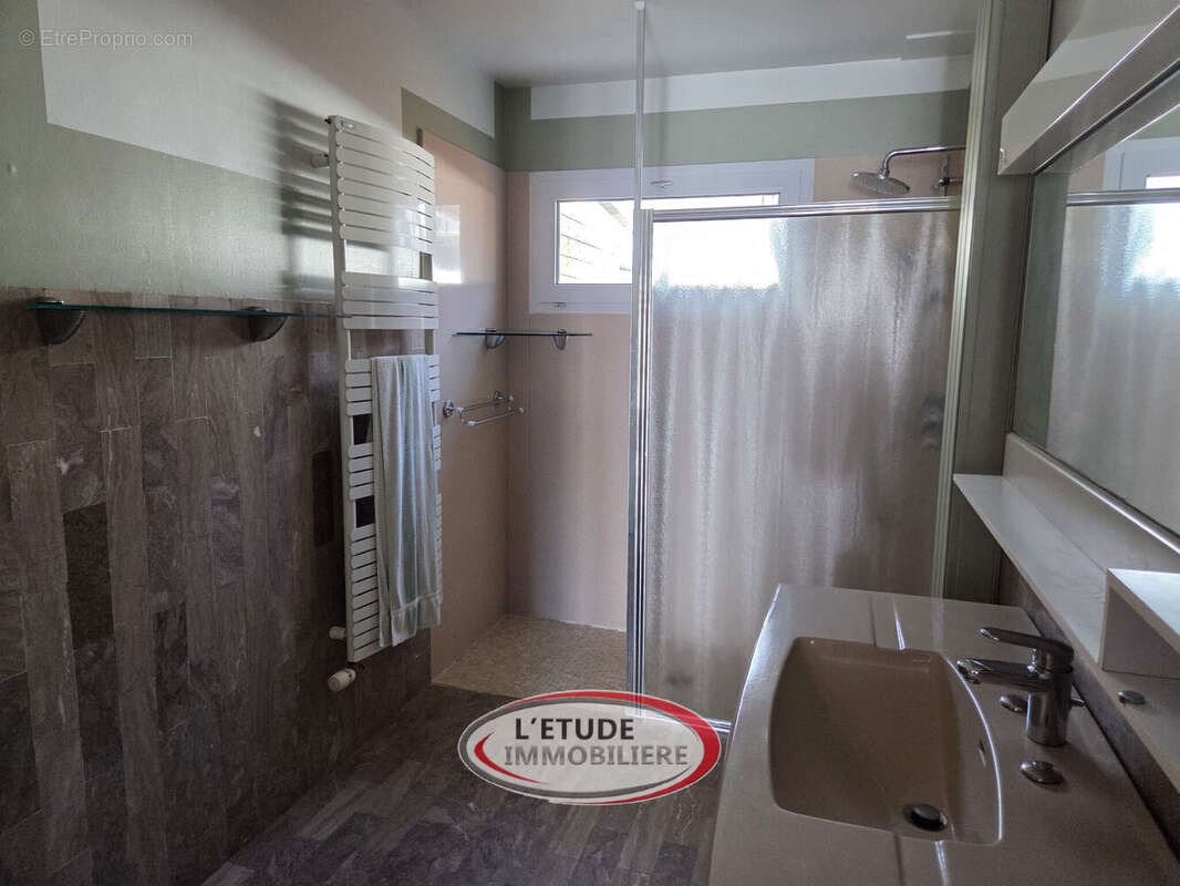 Maison 222 m² à Saint-Hilaire-De-Chaleons  - photo 7