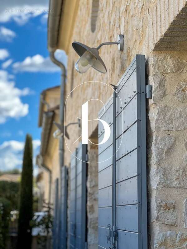A proximité immédiate du centre ville d'Uzès - Superbe contemporaine de plain pied - photo 3
