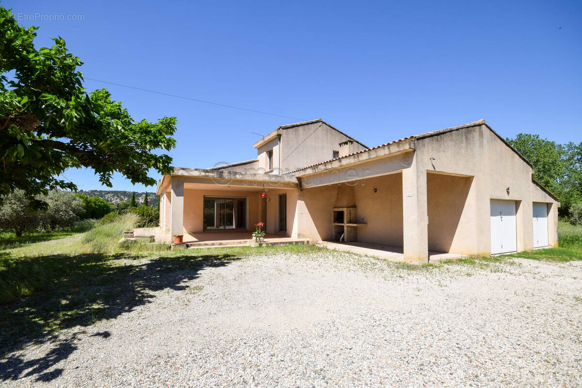 Maison T5 de 170m2  - 2 garages - 3000m2 de terrain - 83400 Cavaillon n°5 - Maison à CAVAILLON