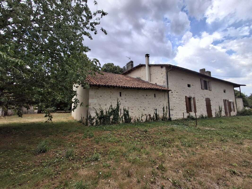 Maison 250 m² à Montbron  - photo 6