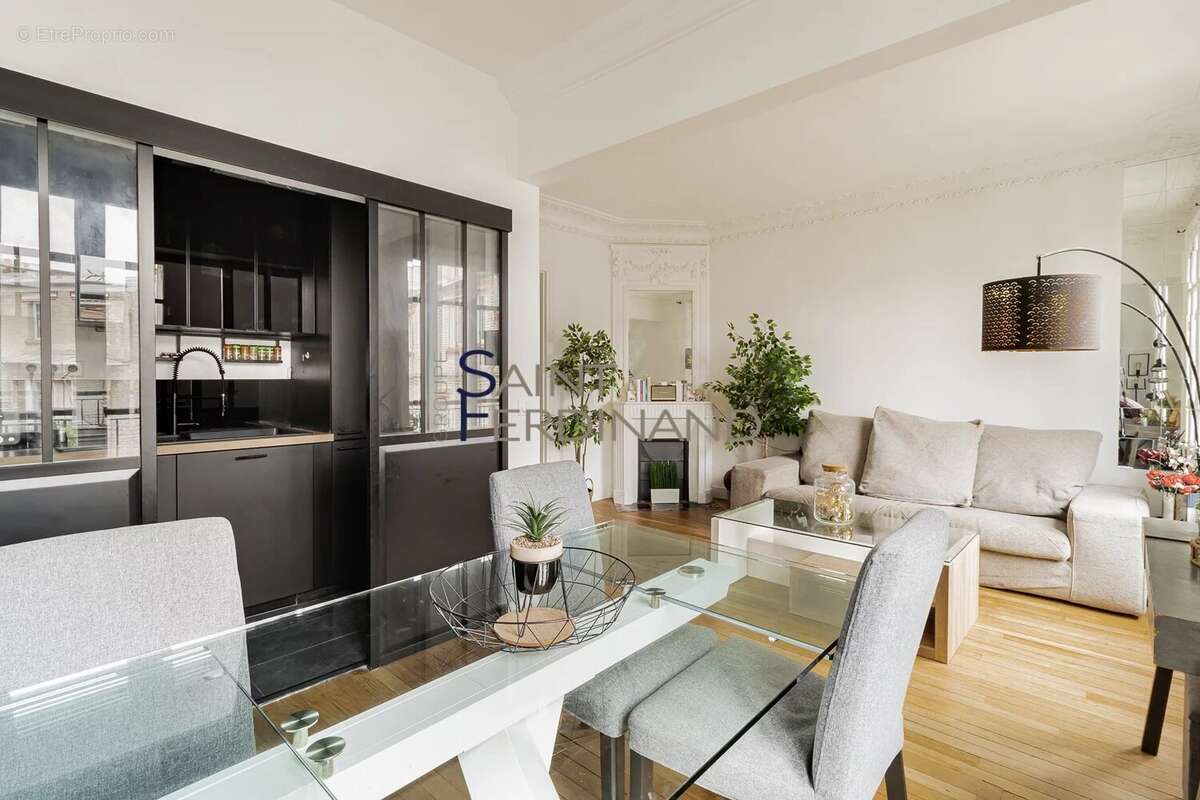 Appartement à PARIS-16E