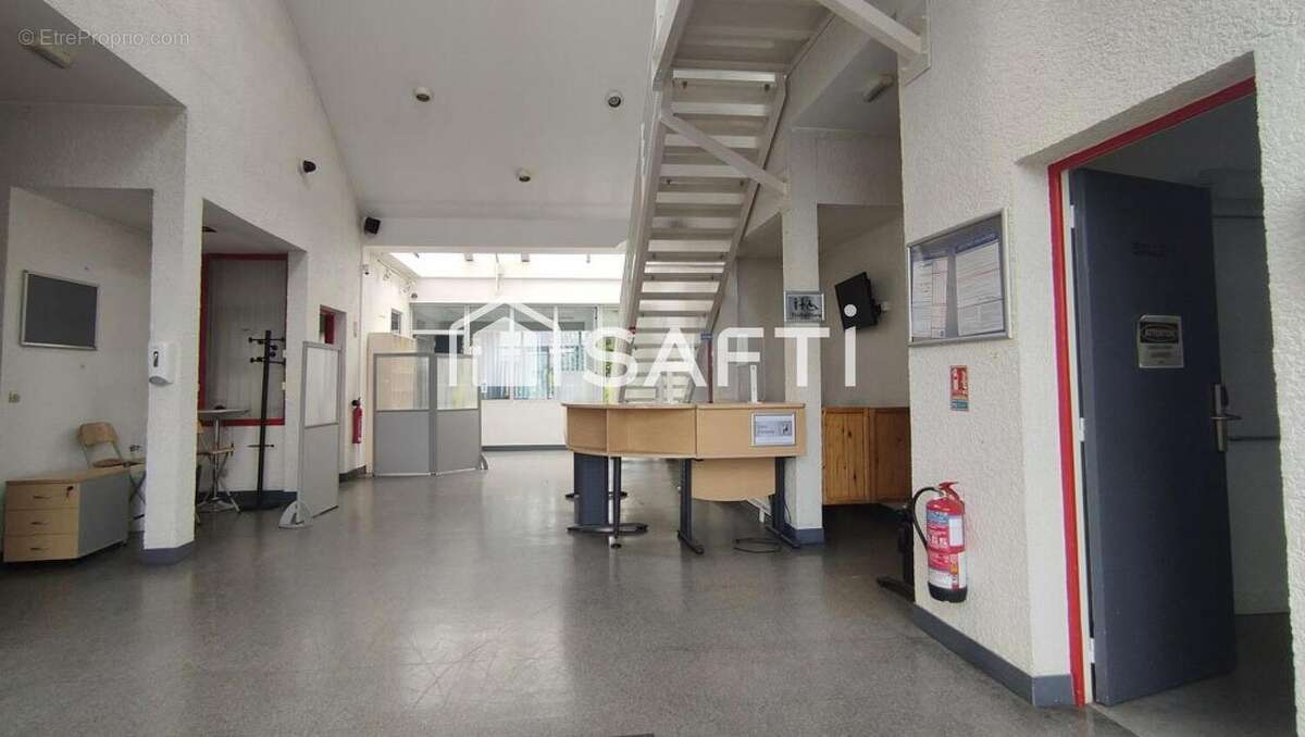 Photo 2 - Commerce à LINAS