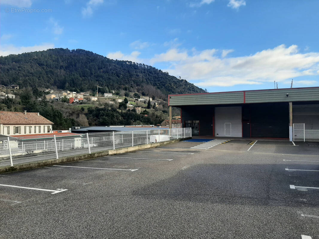 Commerce à SAINT-SAUVEUR-DE-MONTAGUT