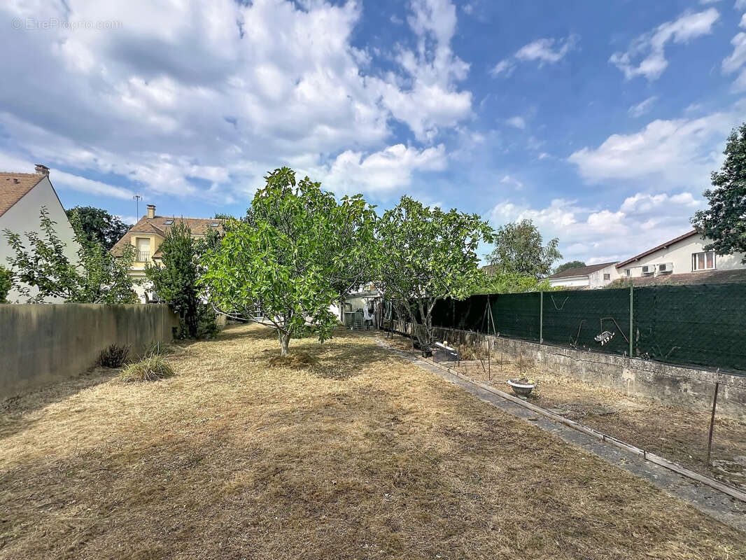 Maison plain pied sur 653 m2 st genevieve des bois - photo 13