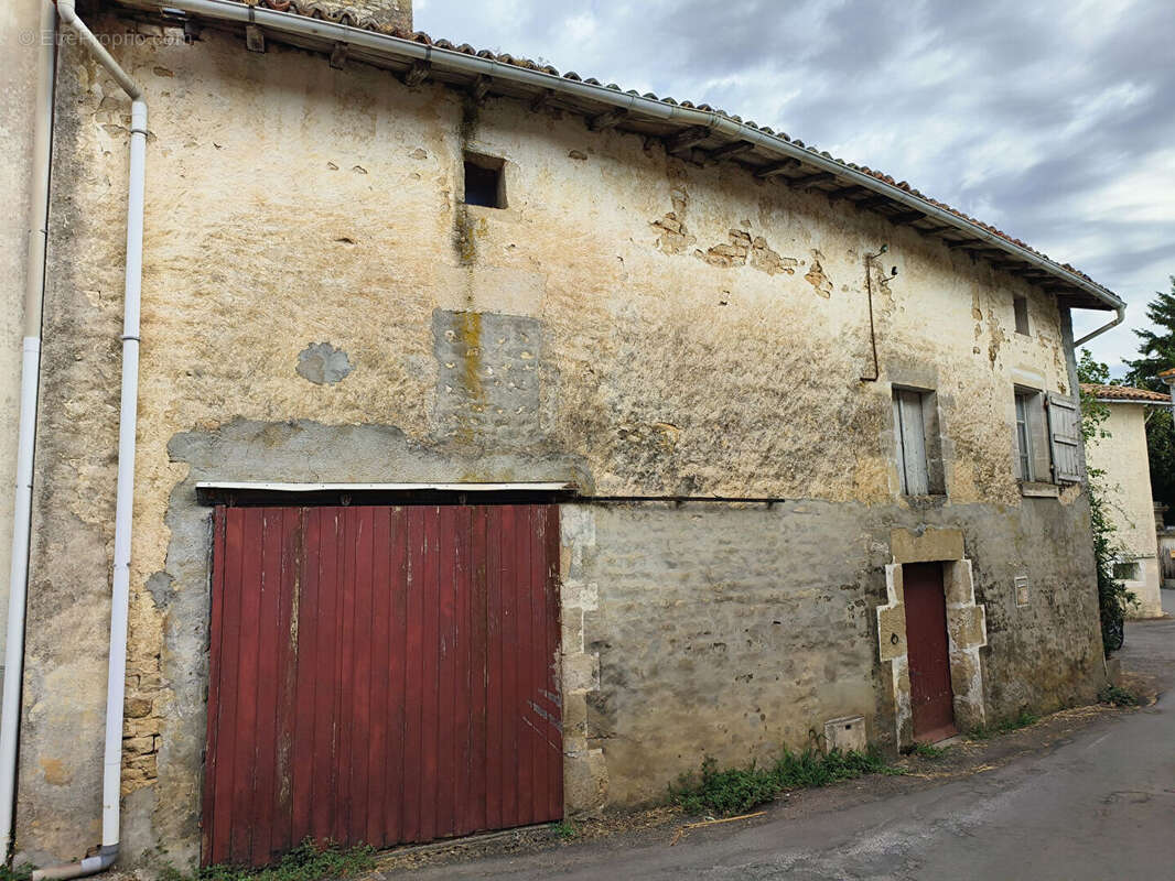 Maison à EXOUDUN
