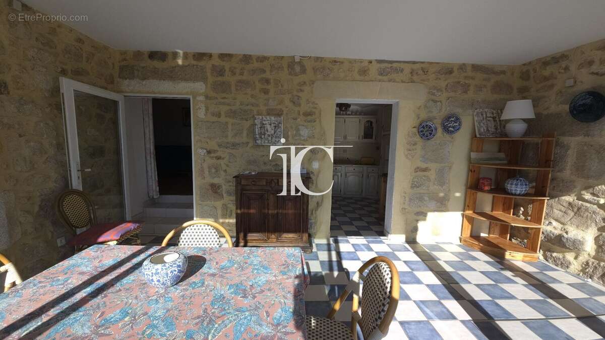 Authenticité, élégance et confort au cur du Sud Ardèche : une maison en pierre rare avec piscine où tout se fait à pied. - photo 10