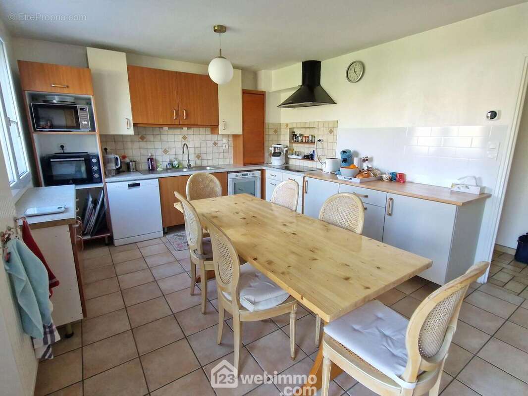 Cuisine (que l'on pourrait faire communiquer avec la pièce à vivre) - Maison à LA ROCHE-SUR-YON