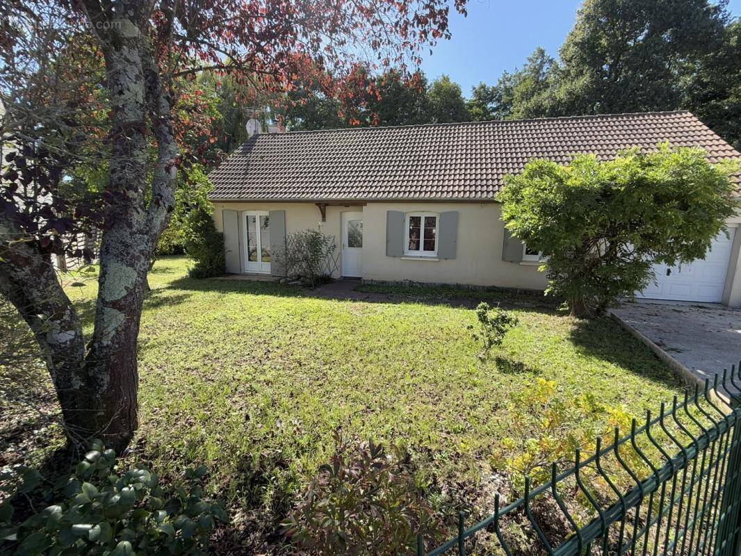 Maison à SAINT-DENIS-DE-L'HOTEL