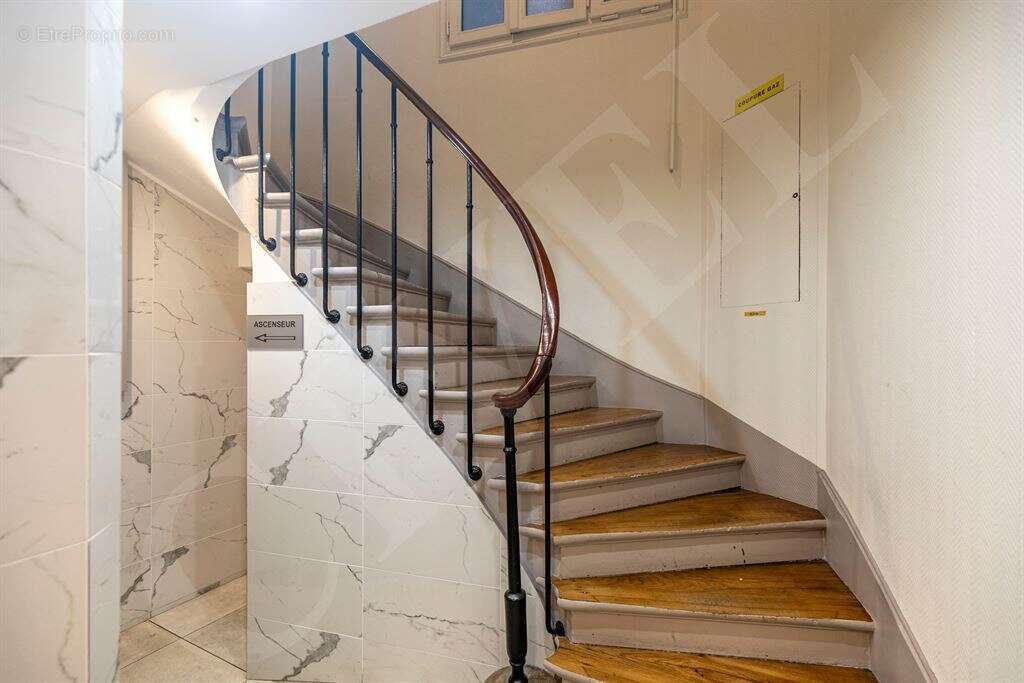 Dans un bel immeuble ancien, magnifique cinq-pièces entièrement rénové et climatisé, situé secteur - photo 12