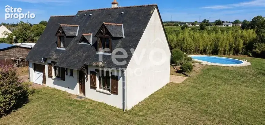 VARRAINS  Maison familiale de 130 m² avec piscine chauffée, au calme entre ville et campagne. - photo 3