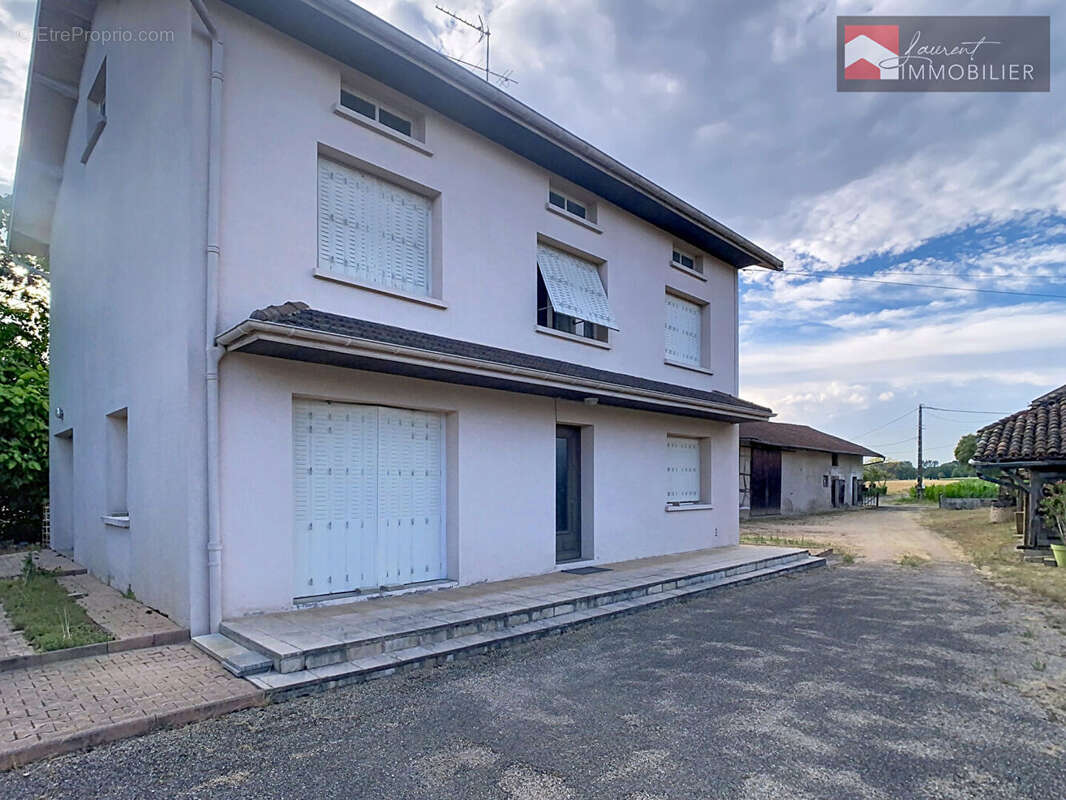 Ensemble immobilier avec maison d'habitation, ancienne ferme, nombreuses dépendances et terrain de 6 236 m² - photo 2