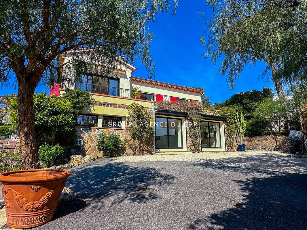 A vendre villa de charme 4 chambres terrain plat piscine parking proche mer aux issambres - photo 3