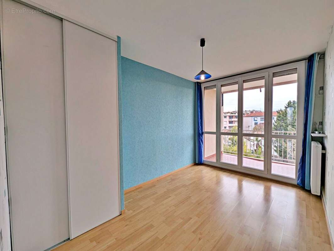 Chambre 2 - Appartement à BOURG-LES-VALENCE