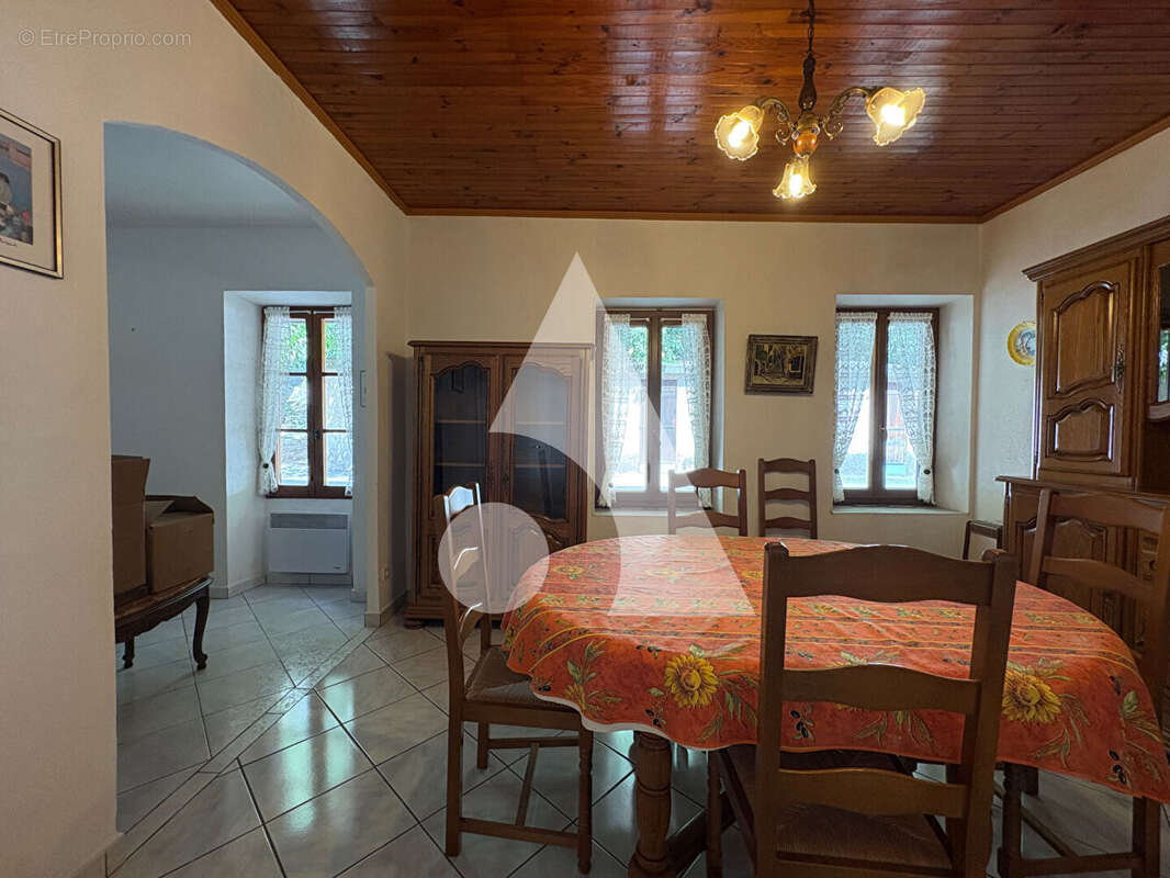 Appartement à LA ROQUETTE-SUR-VAR