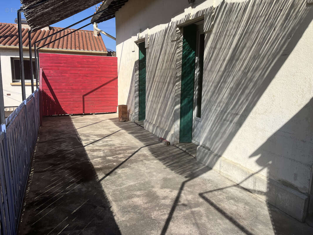 Appartement à REYNES