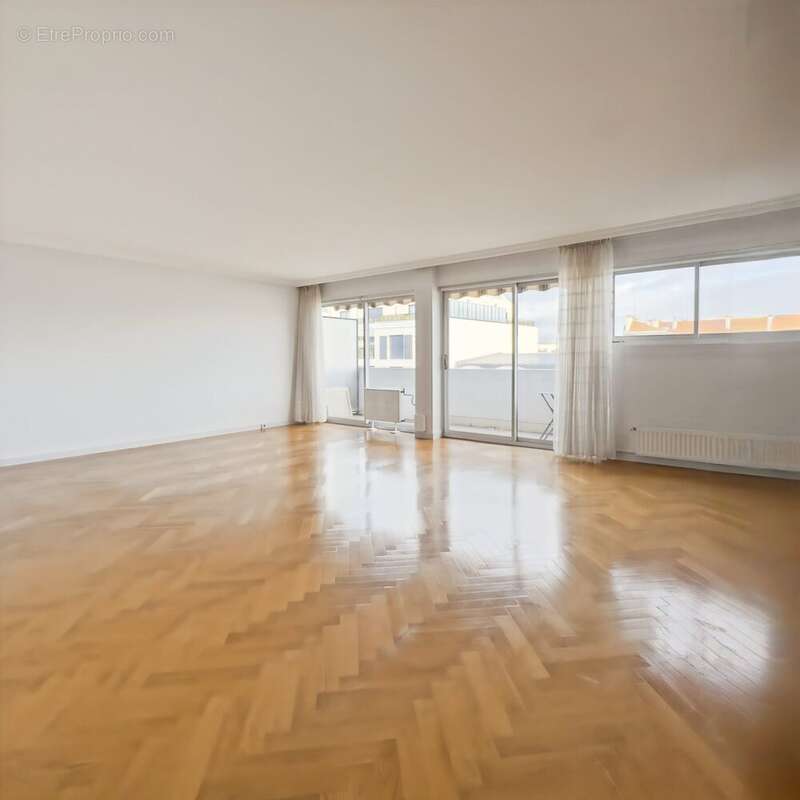 Appartement à CHARENTON-LE-PONT