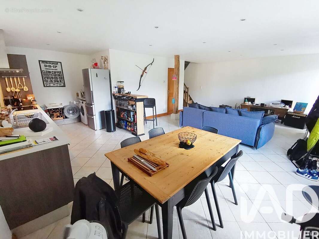 Maison 320 m² à Charras  - photo 2