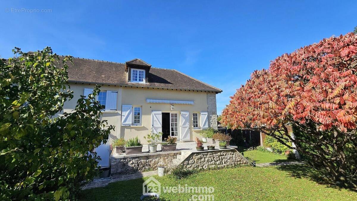 Venez découvrir cette belle maison en pierres de 97 m² entretenue! - Maison à NANTEAU-SUR-LUNAIN