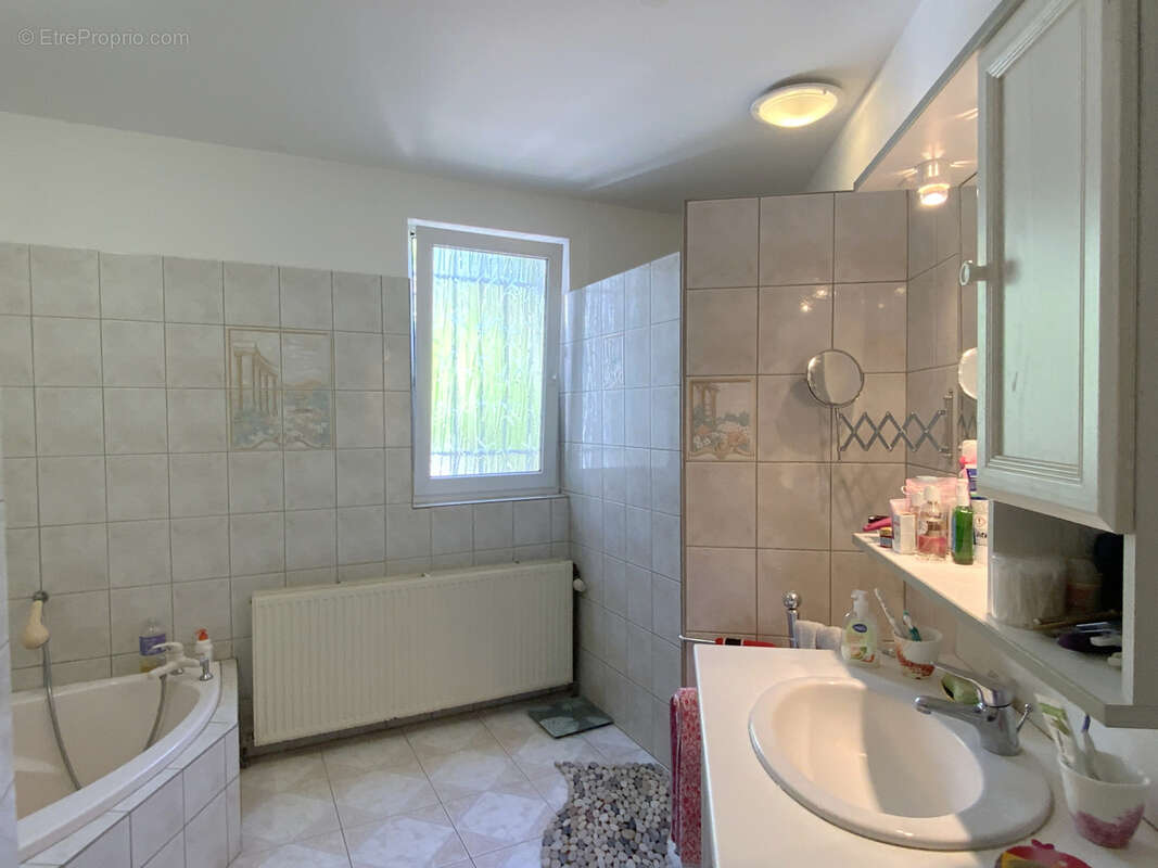 Villa de plain pied au calme , terrain avec piscine et vue dégagée. - photo 15