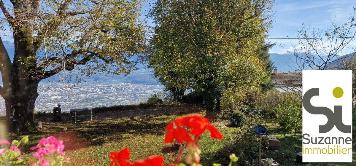 la vue sur Belldonne et la ville de Grenoble de l'appartement - Appartement à SAINT-NIZIER-DU-MOUCHEROTTE