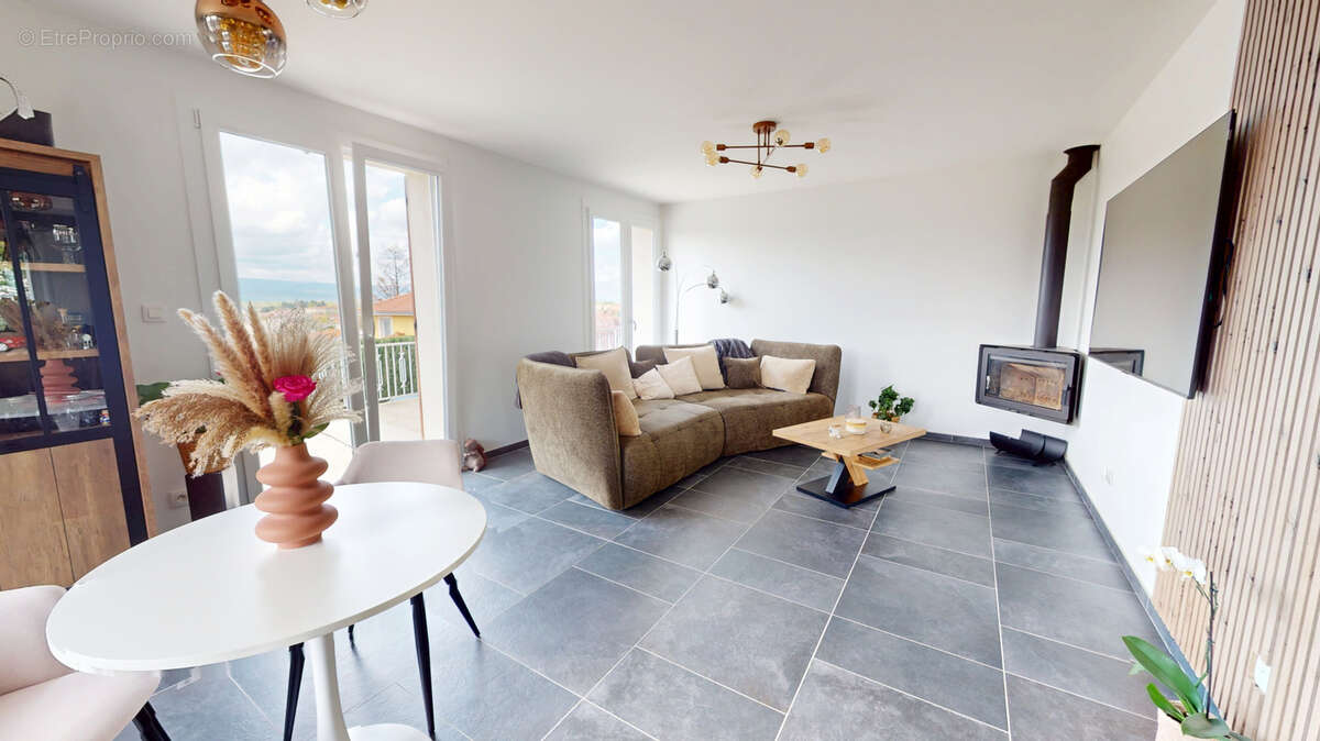 Appartement à SURY-LE-COMTAL