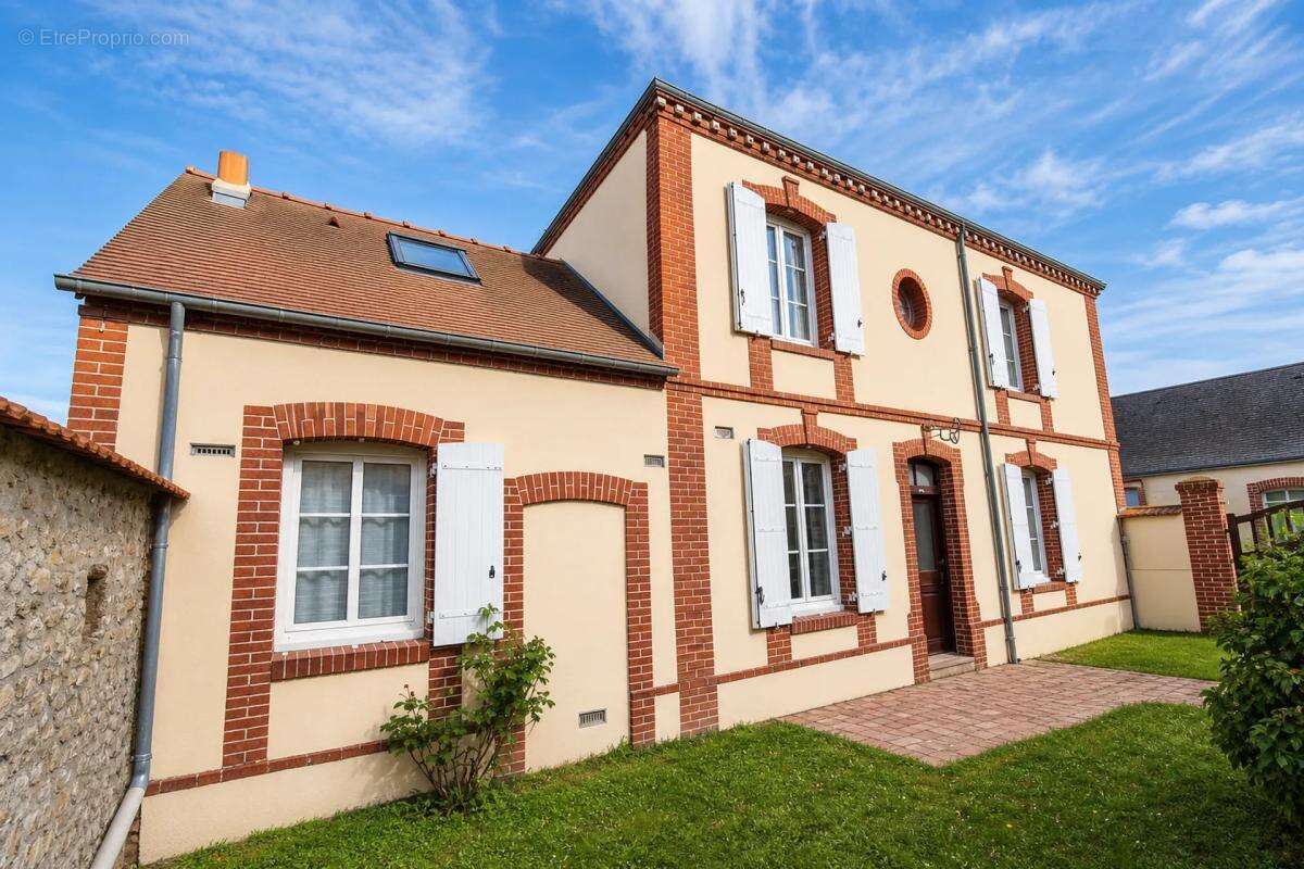 Maison 5 pièces avec dépendance et jardinet - photo 6