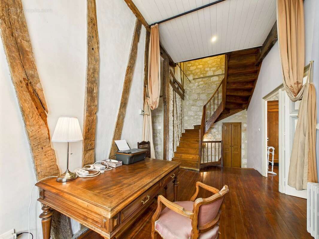 Élégante maison médiévale au cœur d’Issigeac, en Dordogne - photo 12