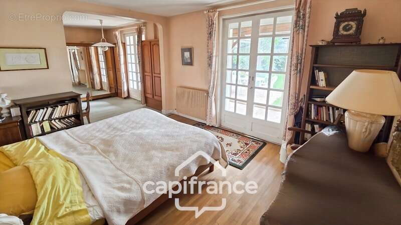 Maison familiale de caractère de 225 m² avec dépendances sur terrain de 6716 m² à CHALON SUR SAONE (71) - photo 11