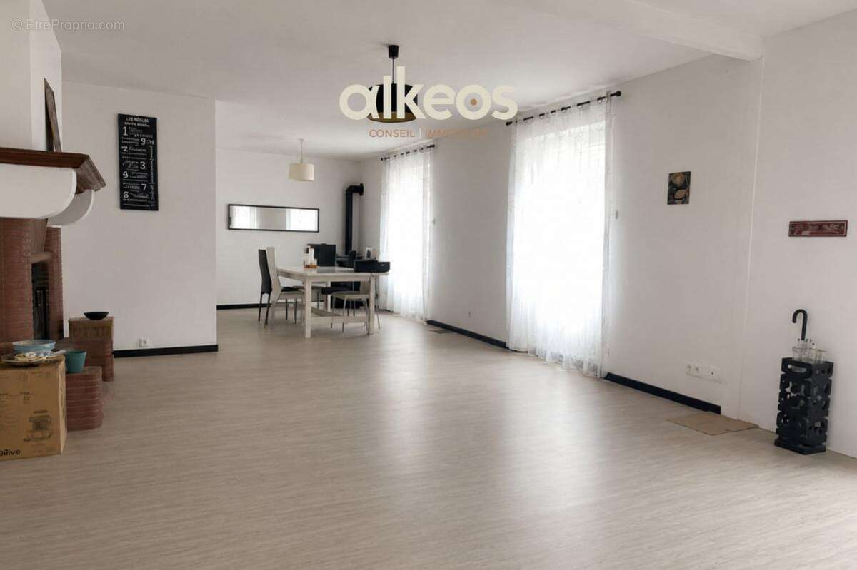 Maison 187 m² à Saint-Symphorien  - photo 2