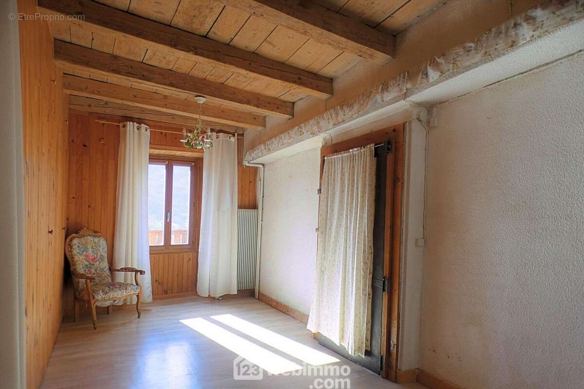 Sur ce niveau, une spacieuse chambre avec placards
