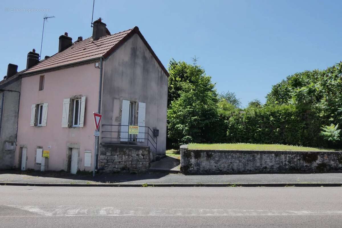Maison à MONTCENIS