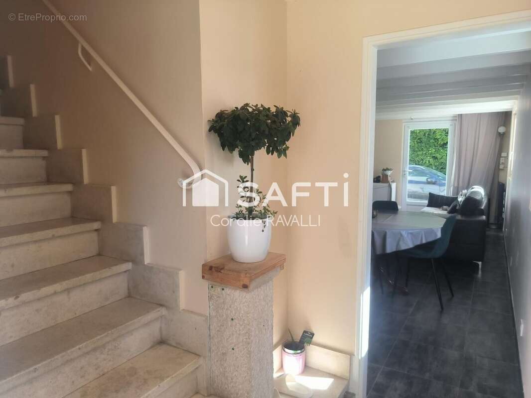 Photo 2 - Maison à ROULLET-SAINT-ESTEPHE