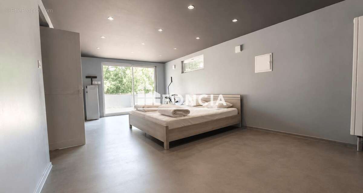 TOUSSIEUX (01600) – Maison familiale de 150 m² sur un terrain de plus de 1 800 m² avec piscine, jacuzzi et vue dégagée - photo 5