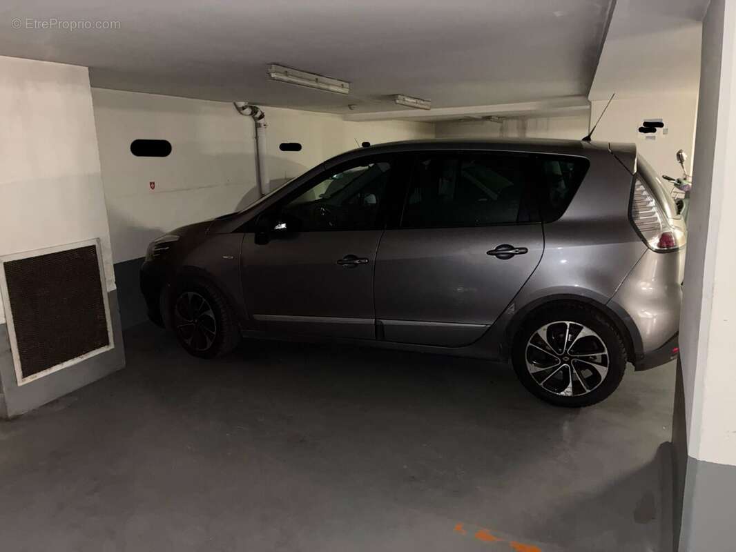 Parking à PARIS-17E