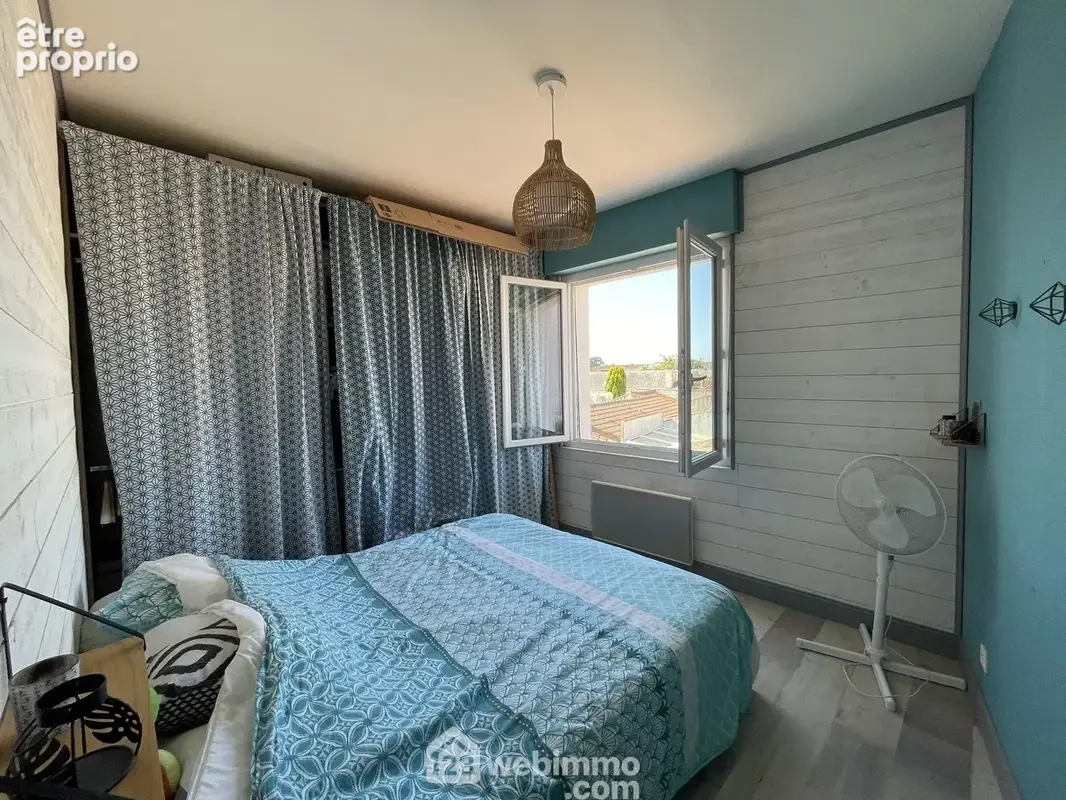 Chambre sans vis a vis avec vue sur les toits.