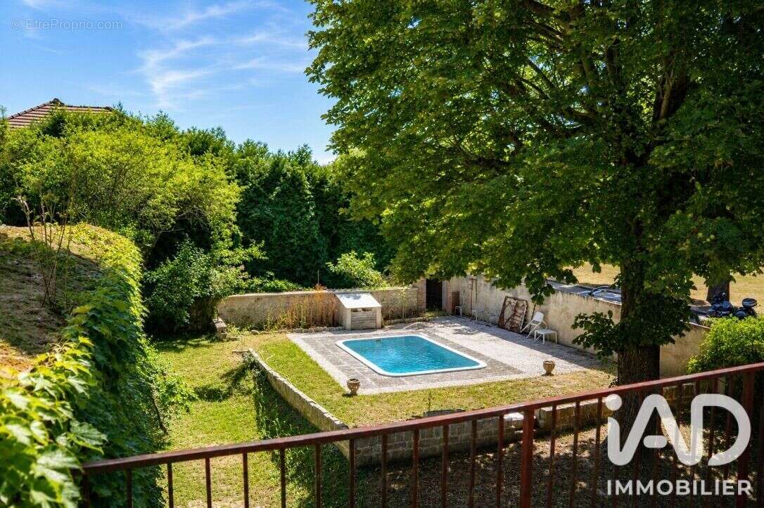 Maison 220 m² à Villeneuve-La-Guyard  - photo 2