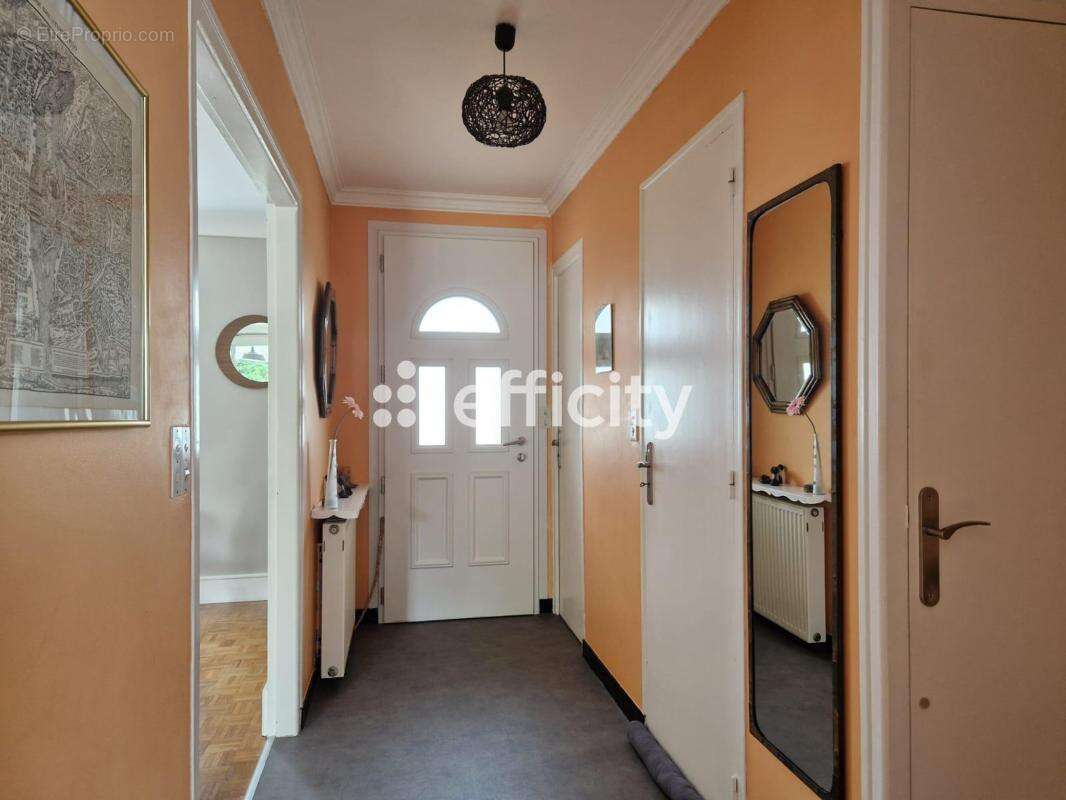 Maison à CHATEAUNEUF-DU-FAOU