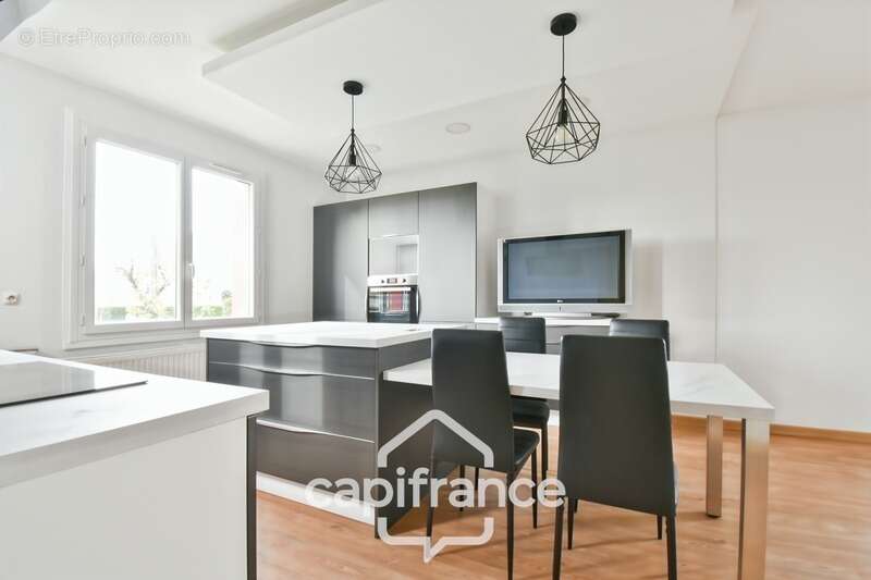 Maison à vendre entièrement rénovée, 6 pièces SAINT JEAN D'ANGELY (17), proche commerces avec jardin et garage - photo 17