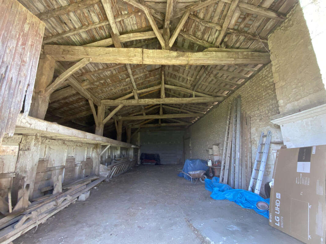 grange - Maison à SAINT-QUENTIN-DE-CHALAIS