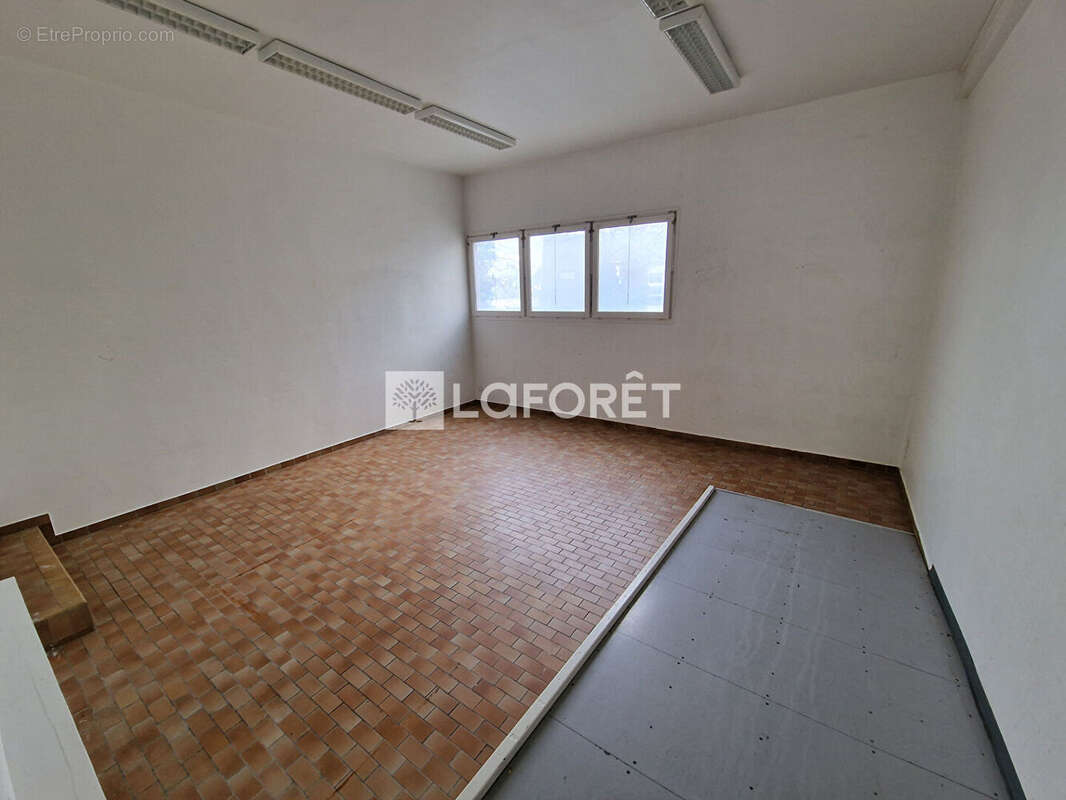 Commerce à ONET-LE-CHATEAU